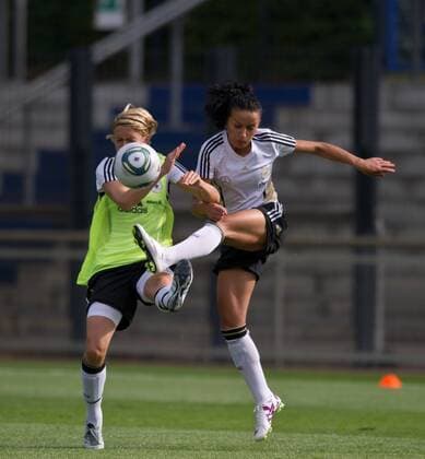 Fatmire BAJRAMAJ (r) - Saskia BARTUSIAK (l) Fussball Offizielles öffentliches Training der deutschen Frauen-Fussballnationalmannschaft in Berlin, Deutschland am 21.06.2011,