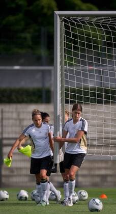 Babett PETER (l) und Kerstin GAREFREKES (r) tragen das Tor. Fussball Offizielles öffentliches Training der deutschen Frauen-Fussballnationalmannschaft in Berlin, Deutschland am 21.06.2011,