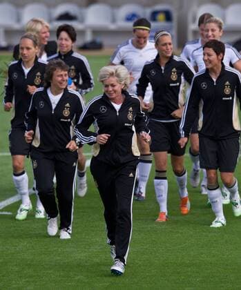 vorn: Trainerin Silvia NEID und Co-Trainerin Ulrike BALLWEG (l) mit den Spielerinnen auf dem Spielfeld. Fussball Offizielles öffentliches Training der deutschen Frauen-Fussballnationalmannschaft in Berlin, Deutschland am 21.06.2011,