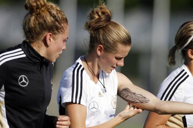 Simone Laudehr, Deutschland, zeigt ihr Tattoo am linken Unterarm, Training, Tattoo, quer Deutsche Nationalmannschaft, Frauen, WM 2011, FIFA world cup women 2011, Training Berlin, 21.6.2011, Hertha BSC-Amateurstadion