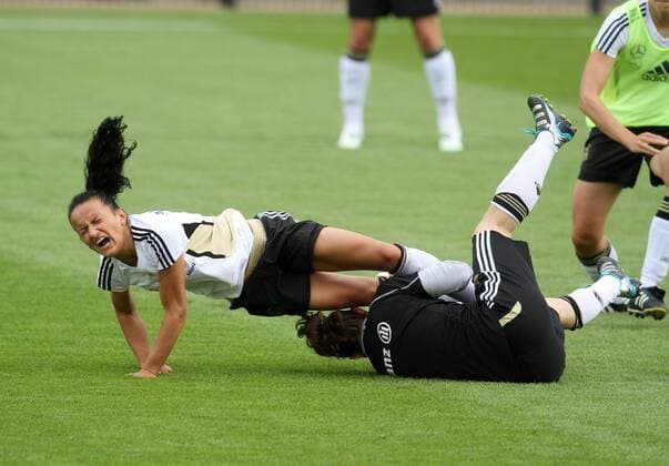 Fatmire Bajramaj, Torfrau Ursula Holl Zweikampf Aktion Spielszene 21.06.2011 Training DFB Frauen Fußball Fussball Nationalmannschaft Deutschland WM Weltmeisterschaft FIFA Amateurstadion Berlin Saison 10 11