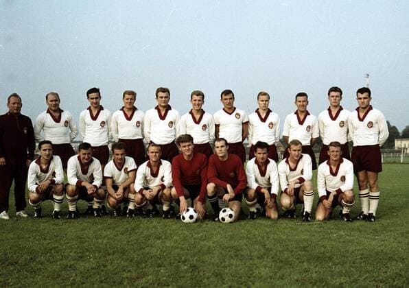 FC Bayer München 1963 ovl. Trainer Zlatko Tschik Cajkovski, Herbert Erhardt, Rainer Ohlhauser, Karl Borutta, Manfred Mokosch, Peter Kupferschmidt, Siegfried Tietz, Norbert Wodarzik,Heinz Ostner, Josef Roeckenschwager (Röckenschwager) , Adolf Kunstwadl, uvl.Jakob Drescher, Werner Ipta,Werner Arnold, Karl Schneider, Sepp Maier, Fritz Kosar, Dieter Koulmann, Dieter Brenninger, Werner Olk. o0 1964 Regionalliga Süd