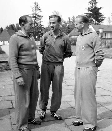 Lehrgang vor der WM 1954 - Bundestrainer Sepp Herberger mit Alfred Pfaff (mitte), und Richard Herrmann o0 Nationalteam DFB Trainingslager Aufnahmedatum geschätzt Vorschau