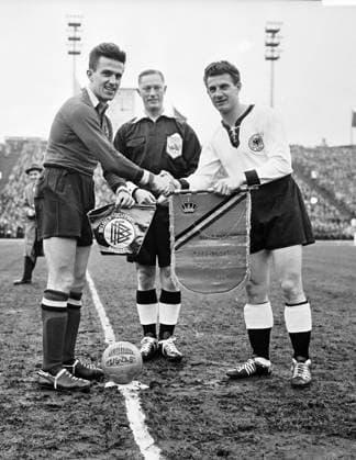 Belgien - Deutschland 0:2 - Brüssel 2. 03.1958 Die Kapitäne Louis Carre und Hans Schäfer vor Referee Leafe (England)