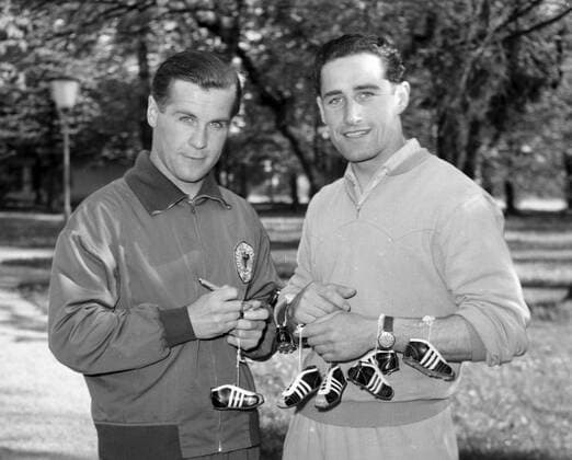 Fritz Herkenrath und Hans Tilkowski (GER) mit Mini Fußballschuhen als Autogrammträger 1957 o0 Nationalteam DFB BRD BR