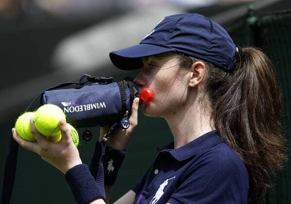 Wimbledon Championships 2011, AELTC, London, ITF Grand Slam Tennis Tournament . Ballmädchen nimmt einen Schluck aus ihrer Getränkeflasche,Portrait,Querformat, o0 Trinken Getränk Flasche Ballkind