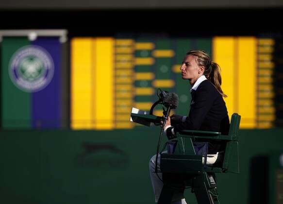 Wimbledon Championships 2011, AELTC, London, ITF Grand Slam Tennis Tournament ,Schiedsrichterin Eva Asderaki sitzt auf dem Stuhl
