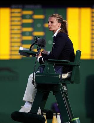 Wimbledon Championships 2011, AELTC, London, ITF Grand Slam Tennis Tournament ,Schiedsrichterin Eva Asderaki sitzt auf dem Stuhl