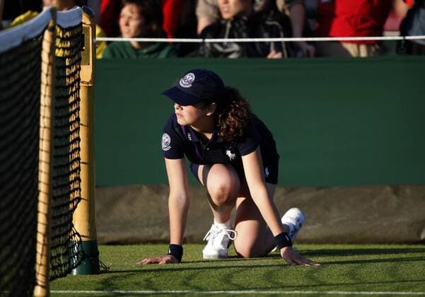 Wimbledon Championships 2011, AELTC, London, ITF Grand Slam Tennis Tournament ,Ballmädchen kniet neben dem Netz o0 Ballkind