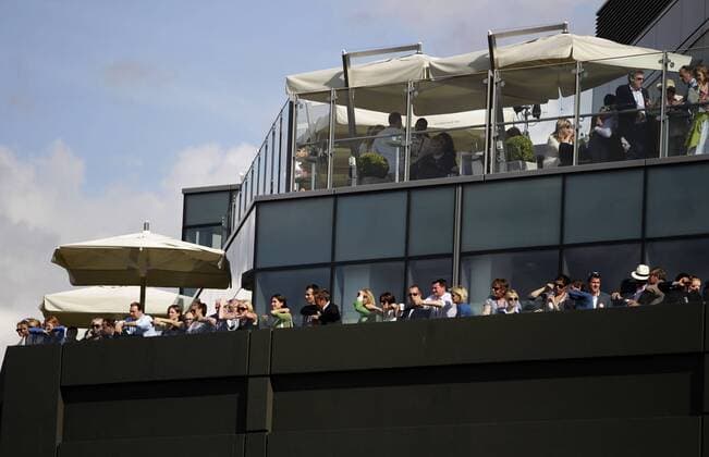 Wimbledon Championships 2011, AELTC,London, ITF Grand Slam Tennis Tournament, Menschen,Zuschauer auf dem Balkon überblicken die Anlage,Querformat, o0 Sportstätte Stadion Tribüne