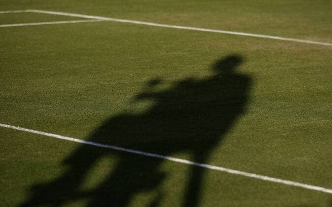 Wimbledon Championships 2011, AELTC, London, ITF Grand Slam Tennis Tournament ,Schatten vom Stuhlschiedsrichter fällt auf den Rasen, Feature,Querformat, o00 Schiri