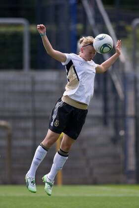 Alexandra POPP (GER) beim Kopfball. Fussball Offizielles Training der deutschen Frauen-Fussballnationalmannschaft am Vormittag in Berlin, Deutschland am 22.06.2011,