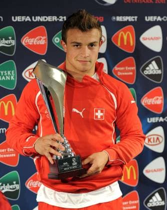 FUSSBALL UEFA U21-EUROPAMEISTERSCHAFT 2011 Halbfinale 22.06.2011 Schweiz - Tschechische Republik Xherdan Shaqiri (Schweiz) Player of the match mit Pokal 