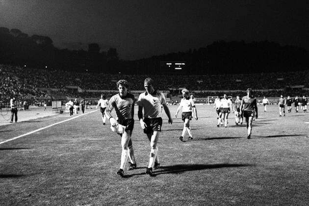 EM Finale 1980 in Rom - BR Deutschland (BRD) - Belgien 2:1 - Torwart Harald Schumacher (li.) nebst Horst Hrubesch auf dem Weg in die Halbzeitpause, dahinter Karl Heinz Rummenigge (Mitte, alle BRD)