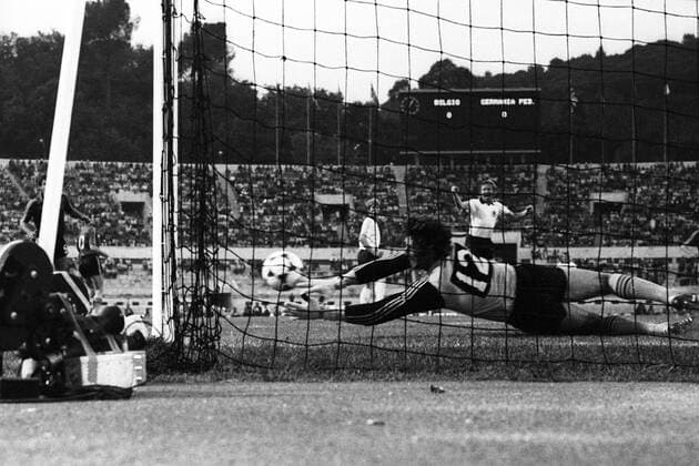 EM Finale 1980 in Rom - BR Deutschland (BRD) - Belgien 2:1 - Torwart Jean Marie Pfaff (Belgien) streckt sich nach einem Ball von Horst Hrubesch (re.), beobachtet von Karlheinz Förster (beide BRD) o0 Objekte Kamera Fernsehkamera TV Medien