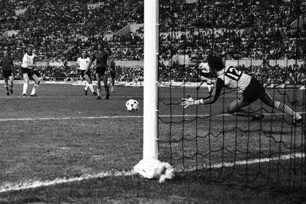 EM Finale 1980 in Rom - BR Deutschland (BRD) - Belgien 2:1 - Torwart Jean Marie Pfaff (Belgien) kassiert das Tor zum 0:1 gegen Horst Hrubesch (BRD, 2.v.li.), beobachtet von Wilfried van Moer (Belgien, li.), Bernd Schuster (BRD, 3.v.li.) und Walter Meeuws (Belgien, 4.v.li.)