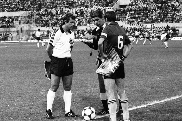 EM Finale 1980 in Rom - BR Deutschland (BRD) - Belgien 2:1 - Die Spielführer Bernard Dietz (BRD, li.) und Julien Cools (Belgien) begrüssen einander, dazwischen Schiedsrichter Nicolae Rainea (Rumänien) Kapitän Mannschaftskapitän Begrüssung begrüssen