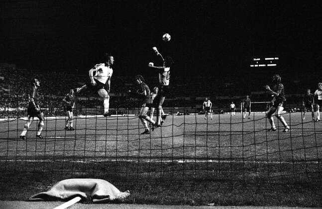 EM Finale 1980 in Rom - BR Deutschland (BRD) - Belgien 2:1 - Horst Hrubesch (BRD, 3.v.li.) gegen Torwart Jean Marie Pfaff (Belgien, Mitte) Aktion