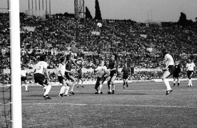 EM Finale 1980 in Rom - BR Deutschland (BRD) - Belgien 2:1 - Bernard Dietz (BRD, Mitte) gegen Francois van der Elst (Belgien, 5.v.re.) Aktion