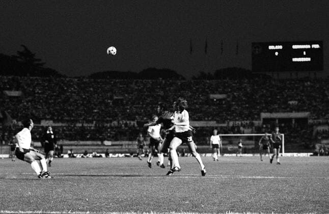 EM Finale 1980 in Rom - BR Deutschland (BRD) - Belgien 2:1 - Rene Vandereycken (Belgien, Mitte) gegen Manfred Kaltz (re.) und Ulrich Stielike (beide BRD) Aktion