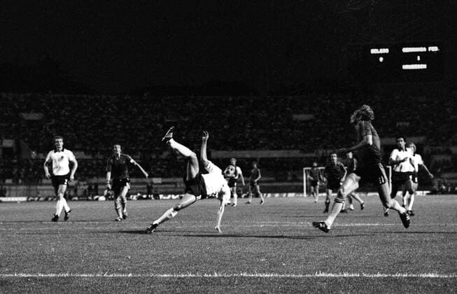 EM Finale 1980 in Rom - BR Deutschland (BRD) - Belgien 2:1 - Ulrich Stielike (BRD, Mitte) gegen Jan Ceulemans (Belgien, re.), beobachtet von Hans Peter Briegel (BRD, li.), Hansi Müller (BRD, re.) und Aktion