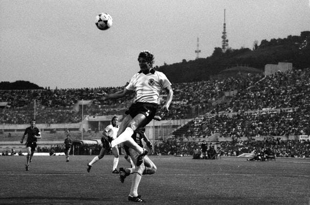 EM Finale 1980 in Rom - BR Deutschland (BRD) - Belgien 2:1 - Karlheinz Förster (BRD, vorn) im Duell Aktion