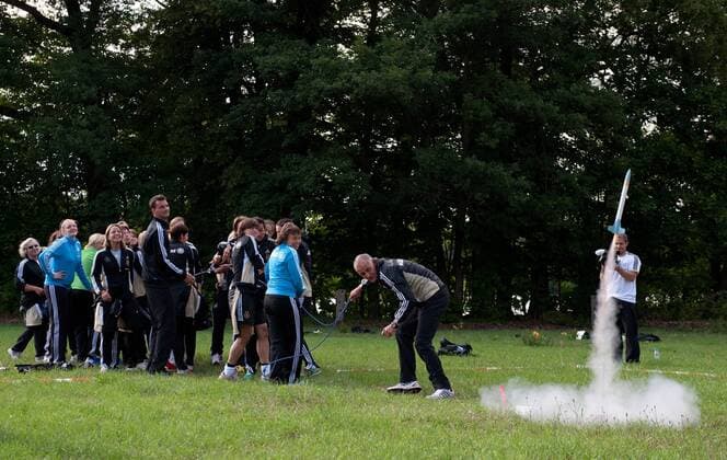 Am Ende sammelten sich alle Einzelteams mit den Spielerinnen und Betreuern zum Finish - dort aktivierten sie eine Rakete, welche in die Luft abhob. Poolfoto: Am heutigen Nachmittag nahmen die deutschen Nationalspielerinnen an einer GPS Challenge, einer Art moderner Schnitzeljagd auf der Scharfenberg Insel in Berlin teil. Fussball Frauen: Vorbericht: Im Vorfeld zur FIFA Frauen-WM 2011 in Deutschland, Berlin, 23.06.2011 Football Soccer: PREPARATION of the FIFA Women s World Cup: As a matter of team building the German women s national footballteam took part in a GPS challenge , Berlin, June 21, 2011. 1 ,  Tegeler See o0 Ausgleich Objekte Totale