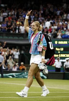 Wimbledon Championships 2011, AELTC, London, ITF Grand Slam Tennis Tournament, Sabine Lisicki (GER) winkt und bedankt sich beim Publikum, verlässt den Centre Court, Einzelbild,Aktion,