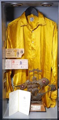 Freitag 11.12.2009, 1. Bundesliga Saison 09 10 - BVB Borussia Dortmund, Das Borusseum in Dortmund. Ein Museum über die Dortmunder Vereinsgeschichte - Hier die Eintrittskarten aus Hin- und Rückspiel, sowie Gastgeschenke und ein Trikot der Partie gegen Benfica Lissabon aus der Europapokal Saison der Landesmeister 1963 1964 - DeFodi018 o00 kurios Komik Equipment Mode Fußballgeschichte