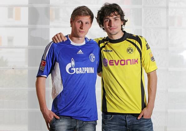 Donnerstag 18.02.2010, 1. Bundesliga Saison 09 10 - Benedikt Hoewedes (S04) mit Mats Hummels (BVB) DeFodi018