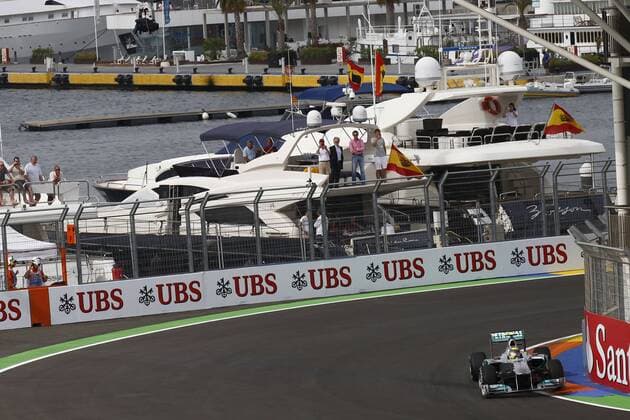 Motorsports: FIA Formula One World Championship 2011, Grand Prix of Europe, 08 Nico Rosberg (GER, Mercedes GP Petronas F1 Team), xHOCHxZWEIx o0 Werbebande Bande Werbung Werbepartner Sponsor Wirtschaft UBS Totale Objekte Yacht Boot Hafen