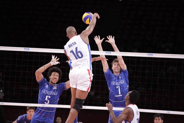 Romain Vadeleux (France) contre Isbel Messa (Cuba) contre Nicolas Marechal (France) Volley : France Cuba - Ligue Mondiale - 24.06.2011 - MarineAndrieux Panoramic 