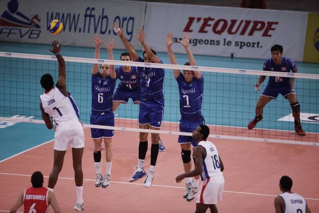 Wilfredo Leon (Cuba) contre Benjamin Toniutti - Gerald Hardy Dessources - Nicolas Marechal (France) Volley : France Cuba - Ligue Mondiale - 24.06.2011 - MarineAndrieux Panoramic 