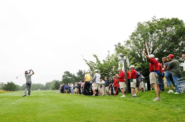 June 24, 2011 - Cromwell, Connecticut, U.S - The gallery watches Bubba Watson s tee shot on the 7th hole after first round play resumed of the Travelers Championship at the TPC River Highlands on Friday. Watson finished the first round with a 4-under 66. PGA Golf Herren 2011 - Jun 24 - Travelers Championship First Round - ZUMAq39