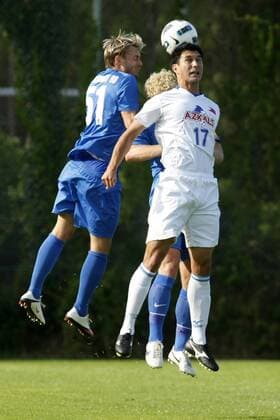 24.06.2011, 3. Liga, Testspiel: SV Darmstadt 98 - Nationalmannschaft Philippinen. Julian Ratei (SV Darmstadt 98, L), Jonas Grüter (SV Darmstadt 98, hinten), Nathan Burkey (Philippinen, R).