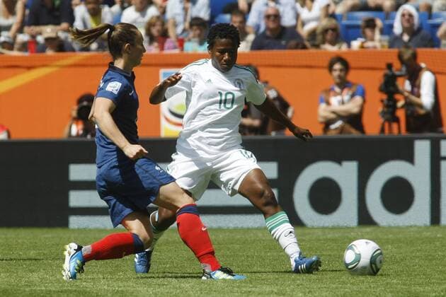 26.06.2011, FIFA Frauen-Weltmeisterschaft 2011, Vorrunde, Gruppe A, Nigeria - Frankreich. Gaetane THINEY (Frankreich, L), Rita CHIKWELU (Nigeria).