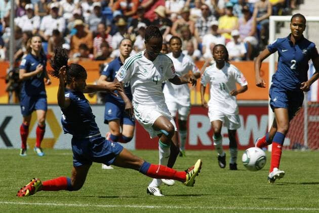 26.06.2011, FIFA Frauen-Weltmeisterschaft 2011, Vorrunde, Gruppe A, Nigeria - Frankreich. Laura GEORGES (Frankreich, L), Perpetua NIKWOCHA NKWOCHA (Nigeria).