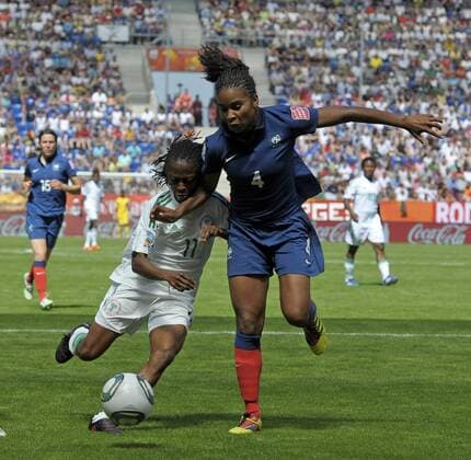 26.06.2011, FIFA-Frauen-Fußball-Weltmeisterschaft 2011 in Deutschland. Vorrunde 1.Spieltag, Nigeria - Frankreich in Sinsheim. v.li: Glory Iroka (Nigeria) gegen Laura Georges (Frankreich).