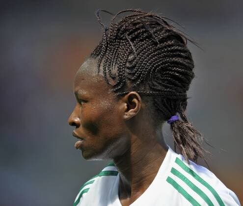 26.06.2011, FIFA-Frauen-Fußball-Weltmeisterschaft 2011 in Deutschland. Vorrunde 1.Spieltag, Nigeria - Frankreich in Sinsheim. Perpetua Nkwocha (Nigeria) mit kunstvoll geflochtener Frisur.