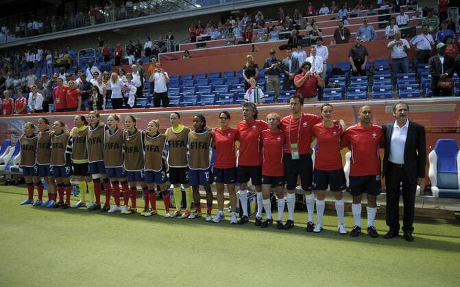26.06.2011, FIFA-Frauen-Fußball-Weltmeisterschaft 2011 in Sinsheim. Vorrunde 1.Spieltag. Team Frankreich bei der Hymne. re: Trainer Bruno Bini (Frankreich).