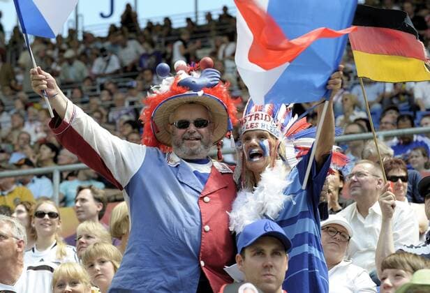 26.06.2011, Rhein-Neckar-Arena, Sinsheim, FIFA Frauen Fußball WM 2011, Gruppe A, im Bild zwei Fans von Team Frankreich
