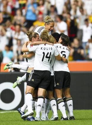 Kerstin GAREFREKES DFB Nr 18 jubelt nach dem Tor zum 1-0 DEUTSCHLAND - KANADA FIFA Fussball WM Weltmeisterschaft 2011 Damen, Frauen, Deutsche Damen Fussball Nationalmannschaft DFB Eröffnungsspiel am 26.06.2011, in Berlin, GER, CAN