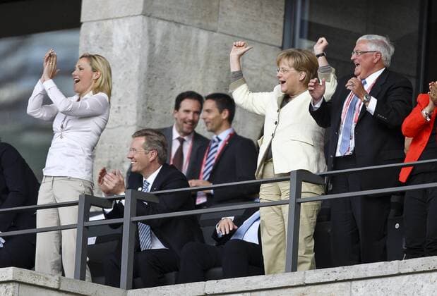 Bundeskanzlerin Angela Merkel (2.v.re. , GER) jubelt beim 2-0 mit DFB Präsident Dr. Theo ZWANZIGER; (GER , re.) , daneben Bundespräsident Christian WULFF (2.v.li.) und Ehefrau Bettina DEUTSCHLAND - KANADA FIFA Fussball WM Weltmeisterschaft 2011 Damen , Frauen , Deutsche Damen Fussball Nationalmannschaft DFB Eröffnungsspiel am 26.06.2011 , in Berlin , o0 people Politik Partnerin, Frau, Ehefrau Familie privat