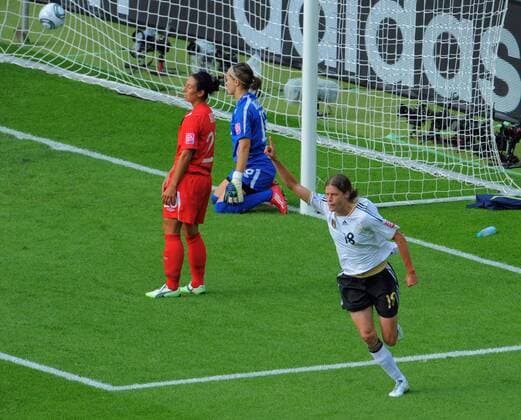 FIFA Fussball Frauen WM 26.06.2011 Eröffnung Berlin Deutschland geg Canada 1:0 durch Kerstin GAREFREKES 18 Torjubel TW Erin McLEOD CAN 28 Mari Eve NAULT CAN 20 DFB