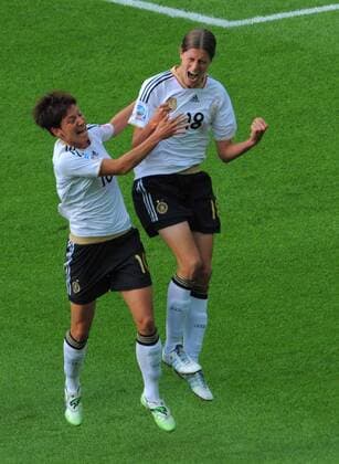 FIFA Fussball Frauen WM 26.06.2011 Eröffnung Berlin Deutschland geg Canada 1:0 durch Kerstin GAREFREKES 18 Torjubel mit Linda BRESONIK 10 GER DFB