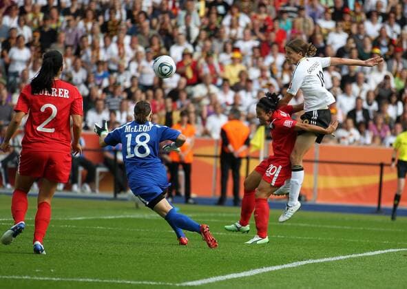 Deutschland, Frauen Fussball, WM, Vorrunde, Deutschland vs Kanada, 26.06.2011, Olympiastadion Berlin, Kerstin Garefrekes, Erin Mcleod DFB