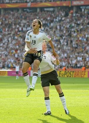 26.06.2011, FIFA-Frauen-Fußball-Weltmeisterschaft 2011 in Deutschland. Vorrunde 1.Spieltag, Eröffnungsspiel Deutschland - Kanada im Olympiastadion Berlin, Celia Okoyino da Mbabi (Deutschland) Torjubel.