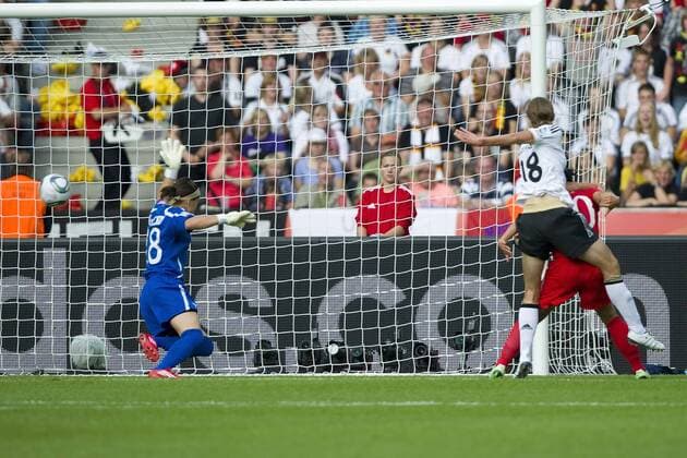 Kerstin GAREFREKES (2.v.re., GER) erzielt gegen Torwart Erin McLEOD (li.) und Marie-Eve NAULT (beide CAN) das Tor zum 1:0 für Deutschland, Aktion, Kopfballtor, Eröffnungsspiel, Gruppe A, Deutschland (GER) - Kanada (CAN), am 26.06.2011 in Berlin Fussball Frauen Weltmeisterschaft 2011 in Deutschland vom 26.06. - 17.07.2011 DFB