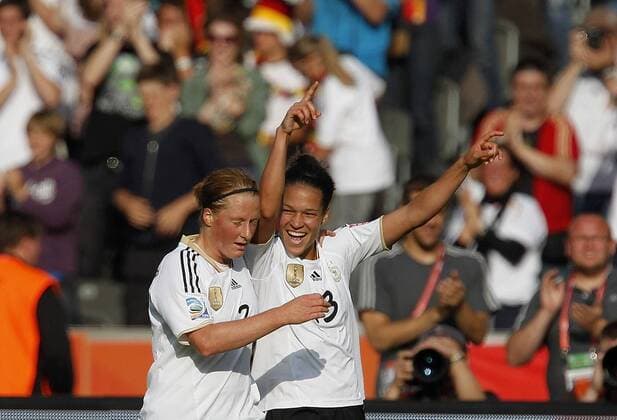 Torjubel 2:0 Deutschland, v.li. Melanie Behringer (DFB) und Torschützin Celia Okoyino Da MBabi (DFB) . Deutschland - Kanada . Frauen Fussball-Weltmeisterschaft 2011 . Berlin , DEU, 26.06.2011 ,