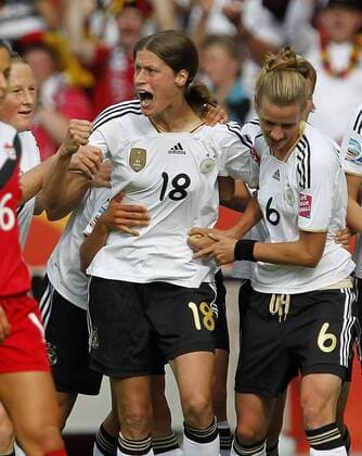 Torjubel 1:0 Deutschland, v.li. Torschützin Kerstin Garefrekes (DFB), Simone Laudehr (DFB) . Deutschland - Kanada . Frauen Fussball-Weltmeisterschaft 2011 . Berlin , DEU, 26.06.2011 ,
